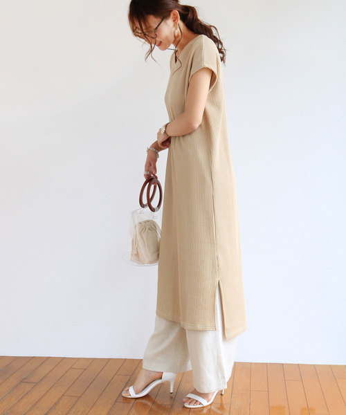 andme（アンドミー）の「ワッフルVネックTシャツワンピース（ワンピース・レディース・カーキ/グレー/ベージュ/ブラック/オフホワイト・M/L）」の4枚目の写真