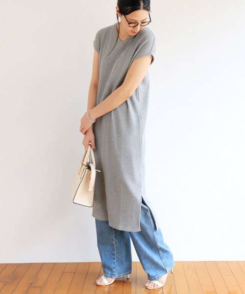 andme（アンドミー）の「ワッフルVネックTシャツワンピース（ワンピース・レディース・カーキ/グレー/ベージュ/ブラック/オフホワイト・M/L）」の3枚目の写真