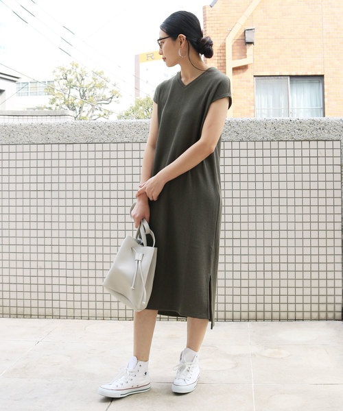 andme（アンドミー）の「ワッフルVネックTシャツワンピース（ワンピース・レディース・カーキ/グレー/ベージュ/ブラック/オフホワイト・M/L）」の5枚目の写真