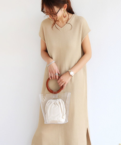 andme（アンドミー）の「ワッフルVネックTシャツワンピース（ワンピース・レディース・カーキ/グレー/ベージュ/ブラック/オフホワイト・M/L）」の16枚目の写真