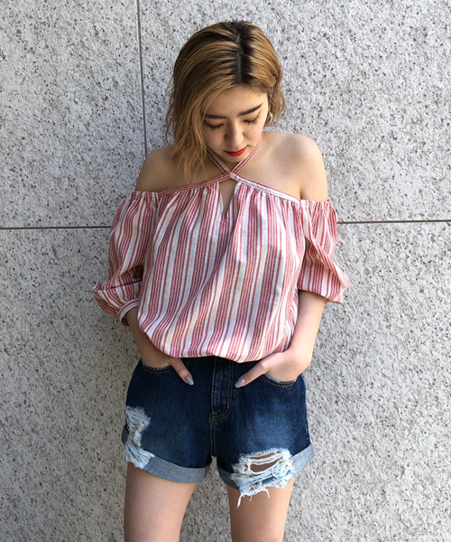 ENVYM（アンビー）の「ＳＴＲＩＰＥ ＯＦＦ ＳＨＯＵＬＤＥＲ ＢＳ（シャツ/ブラウス・レディース・ベージュ/レッド・FREE）」の2枚目の写真