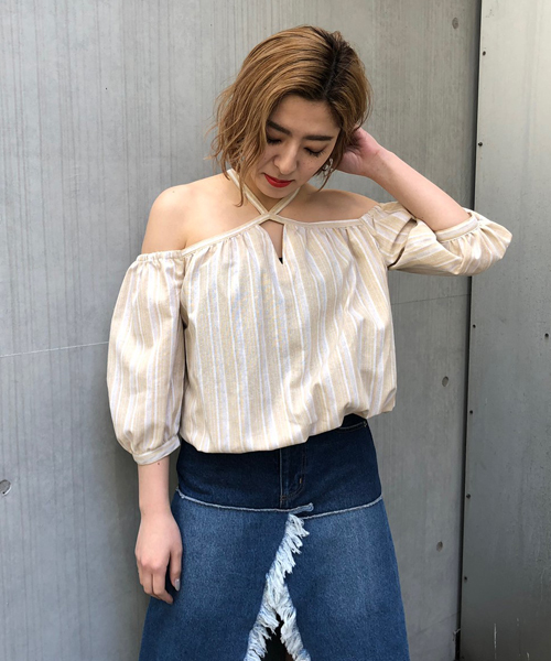 ENVYM（アンビー）の「ＳＴＲＩＰＥ ＯＦＦ ＳＨＯＵＬＤＥＲ ＢＳ（シャツ/ブラウス・レディース・ベージュ/レッド・FREE）」の3枚目の写真
