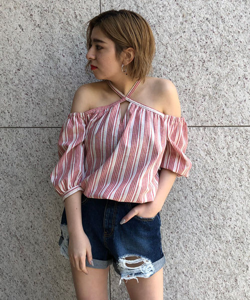 ENVYM（アンビー）の「ＳＴＲＩＰＥ ＯＦＦ ＳＨＯＵＬＤＥＲ ＢＳ（シャツ/ブラウス・レディース・ベージュ/レッド・FREE）」の4枚目の写真