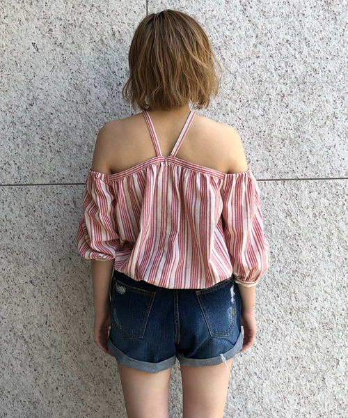 ENVYM（アンビー）の「ＳＴＲＩＰＥ ＯＦＦ ＳＨＯＵＬＤＥＲ ＢＳ（シャツ/ブラウス・レディース・ベージュ/レッド・FREE）」の7枚目の写真