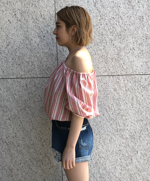 ENVYM（アンビー）の「ＳＴＲＩＰＥ ＯＦＦ ＳＨＯＵＬＤＥＲ ＢＳ（シャツ/ブラウス・レディース・ベージュ/レッド・FREE）」の8枚目の写真