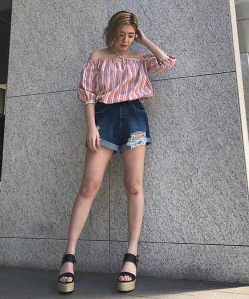 ENVYM（アンビー）の「ＳＴＲＩＰＥ ＯＦＦ ＳＨＯＵＬＤＥＲ ＢＳ（シャツ/ブラウス・レディース・ベージュ/レッド・FREE）」の10枚目の写真