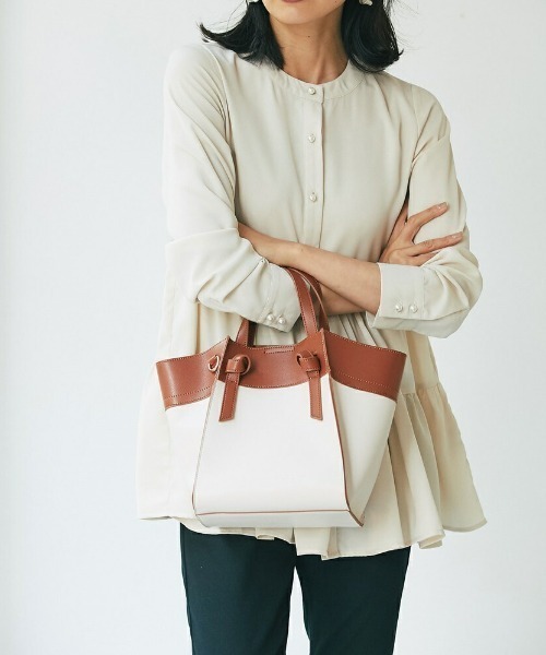 &. NOSTALGIA(アンドドットノスタルジア)の「扇形トートバッグ(トートバッグ・レディース・ブラック/アイボリー/グレイッシュベージュ/ピンクベージュ/ブラウン/グレー/サックスブルー/モスグリーン/キナリ/ホワイト×ブラウン/ホワイト×イエロー/ピンク/キャメル/ミント/コーラルピンク・FREE)」の2枚目の写真