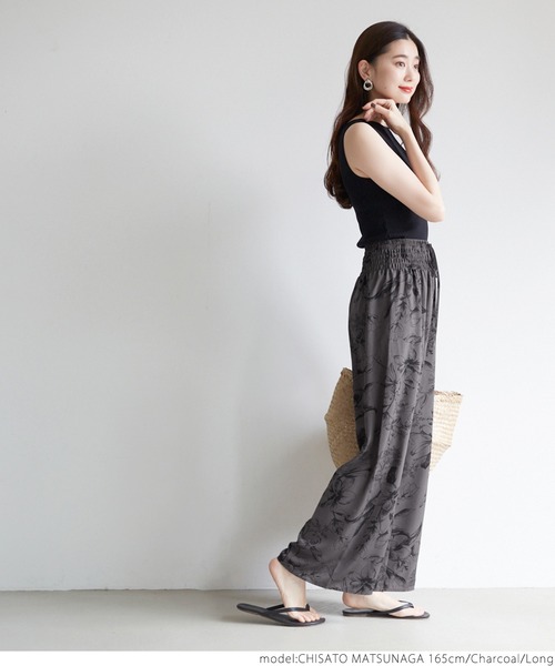 coca(coca)(コカ)の「大人フラワー柄リラックスパンツ(その他パンツ・レディース・チャコールグレー・SHORT/LONG)」の4枚目の写真