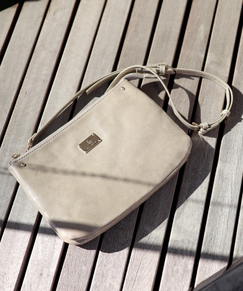 florist(フローリスト)の「【FLORGE】【3way】プレート付きぷっくりお財布ベルトフラットショルダーバッグ(ショルダーバッグ・レディース・ホワイト系その他2/グレー系その他2/その他2/レッド系その他2/ブラック系その他2/イエロー系その他2/グリーン系その他2/ブラウン系その他2/ベージュ系その他2・FREE)」の9枚目の写真