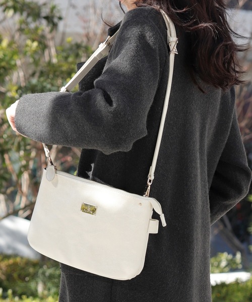 florist(フローリスト)の「【FLORGE】【3way】プレート付きぷっくりお財布ベルトフラットショルダーバッグ(ショルダーバッグ・レディース・ホワイト系その他2/グレー系その他2/その他2/レッド系その他2/ブラック系その他2/イエロー系その他2/グリーン系その他2/ブラウン系その他2/ベージュ系その他2・FREE)」の2枚目の写真