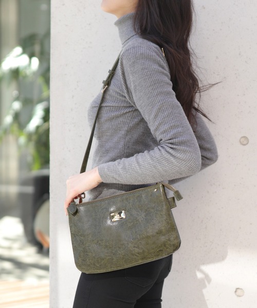 florist(フローリスト)の「【FLORGE】【3way】プレート付きぷっくりお財布ベルトフラットショルダーバッグ(ショルダーバッグ・レディース・ホワイト系その他2/グレー系その他2/その他2/レッド系その他2/ブラック系その他2/イエロー系その他2/グリーン系その他2/ブラウン系その他2/ベージュ系その他2・FREE)」の22枚目の写真