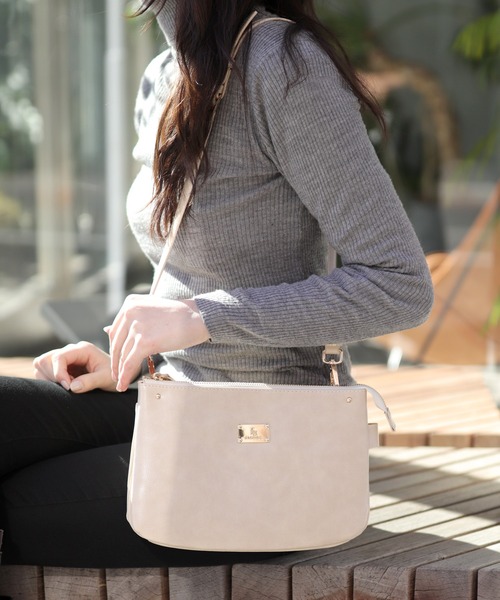 florist(フローリスト)の「【FLORGE】【3way】プレート付きぷっくりお財布ベルトフラットショルダーバッグ(ショルダーバッグ・レディース・ホワイト系その他2/グレー系その他2/その他2/レッド系その他2/ブラック系その他2/イエロー系その他2/グリーン系その他2/ブラウン系その他2/ベージュ系その他2・FREE)」の17枚目の写真