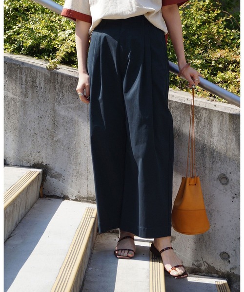 NICOLE white(ニコルホワイト)の「ワイドストレートパンツ(その他パンツ・レディース・カーキ/ベージュ/ネイビー・FREE)」の1枚目の写真