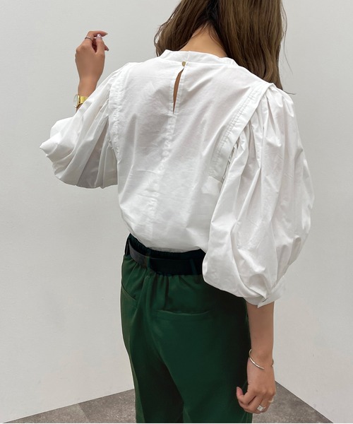 apres jour mignon(アプレジュールミニョン)の「袖タックボリュームシャツ 【ZOZOTOWN限定アイテム】(シャツ/ブラウス・レディース・ダークグリーン/オフホワイト/ブラック・X-LARGE/フリー)」の4枚目の写真