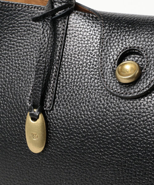 TOFF&LOADSTONE（トフアンドロードストーン）の「TOFF & LOADSTONE / ブラスボタン トートバッグ（トートバッグ・メンズ・ブラック・ONE SIZE）」の3枚目の写真
