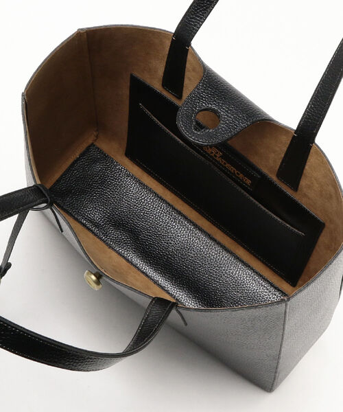 TOFF&LOADSTONE（トフアンドロードストーン）の「TOFF & LOADSTONE / ブラスボタン トートバッグ（トートバッグ・メンズ・ブラック・ONE SIZE）」の6枚目の写真