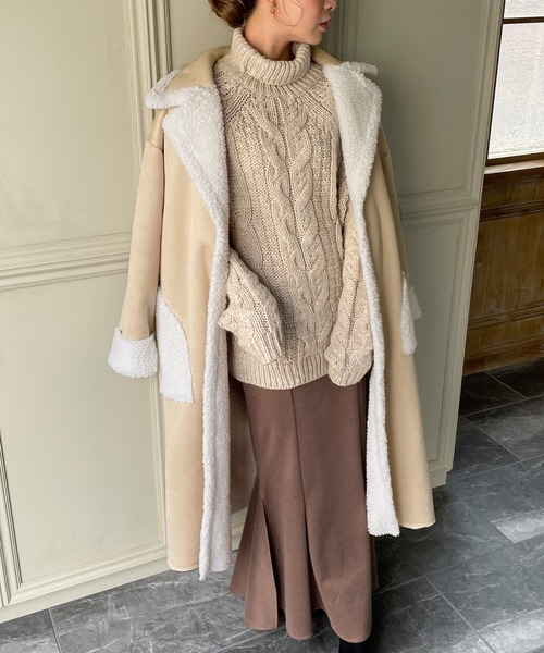 JUNOAH（ジュノア）の「ムートンボアロングコート（ムートンコート・レディース・ブラック/アイボリー/グレイッシュベージュ・MEDIUM/LARGE/X-LARGE）」の9枚目の写真