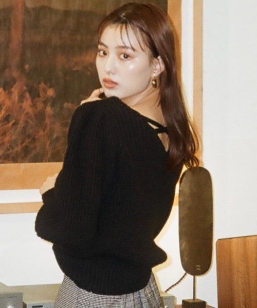 REDYAZEL（レディアゼル）の「あぜ編みバッククロスプルオーバー（ニット/セーター・レディース・ブラック/オフホワイト/ブルー・FREE）」の2枚目の写真