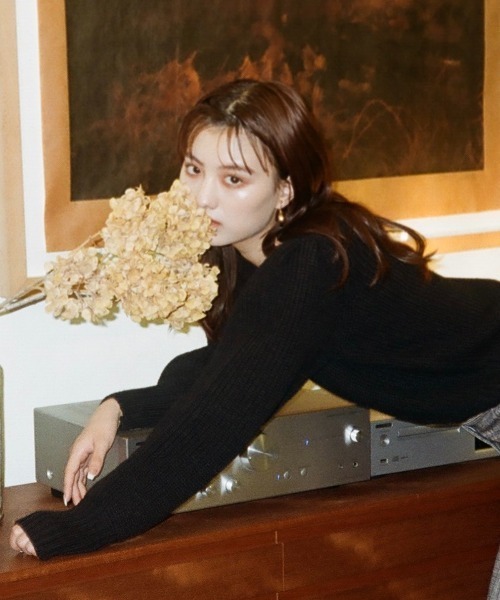 REDYAZEL（レディアゼル）の「あぜ編みバッククロスプルオーバー（ニット/セーター・レディース・ブラック/オフホワイト/ブルー・FREE）」の18枚目の写真