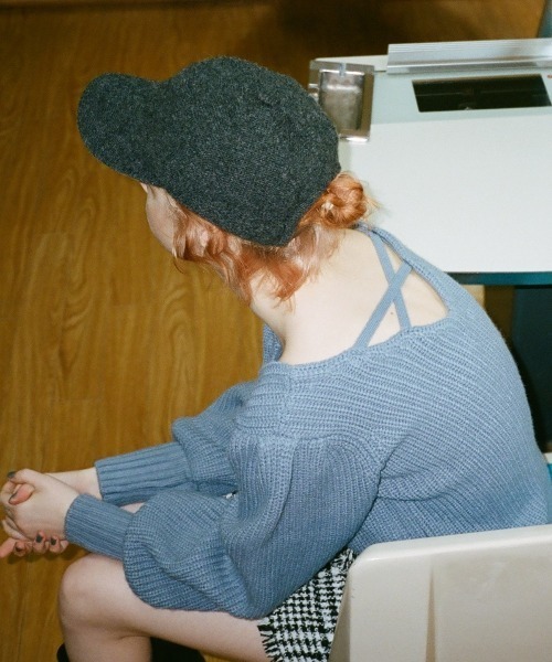 REDYAZEL（レディアゼル）の「あぜ編みバッククロスプルオーバー（ニット/セーター・レディース・ブラック/オフホワイト/ブルー・FREE）」の5枚目の写真