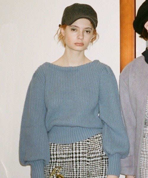 REDYAZEL（レディアゼル）の「あぜ編みバッククロスプルオーバー（ニット/セーター・レディース・ブラック/オフホワイト/ブルー・FREE）」の6枚目の写真