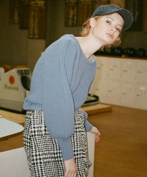 REDYAZEL（レディアゼル）の「あぜ編みバッククロスプルオーバー（ニット/セーター・レディース・ブラック/オフホワイト/ブルー・FREE）」の9枚目の写真