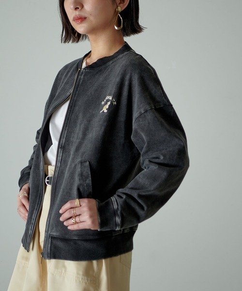 KANGOL EXTRA COMFORT(カンゴールエクストラコンフォート)の「【KANGOL EXTRA COMFORT(カンゴール エクストラコンフォート)】ロゴ刺繍 ノーカラー デニムブルゾンジャケット(ブルゾン・レディース・ブラック/サックスブルー/インディゴブルー・LL/M/L)」の2枚目の写真