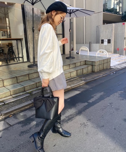 one after another NICE CLAUP(ワンアフターアナザーナイスクラップ)の「ビックシルエットロゴ刺繍スウェット(スウェット・レディース・オフホワイト/オートミール/ネイビー/ライトブルー・FREE)」の7枚目の写真