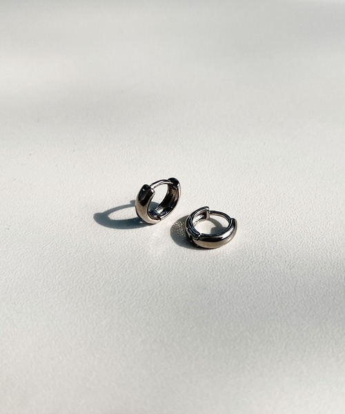 CEMONEMO(セモネモ)の「メタル ワンタッチ シンプル フープピアス(ピアス(両耳用)・レディース・ゴールド/シルバー・FREE)」の3枚目の写真