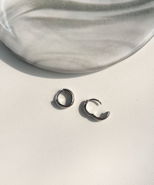 CEMONEMO(セモネモ)の「メタル ワンタッチ シンプル フープピアス(ピアス(両耳用)・レディース・ゴールド/シルバー・FREE)」の9枚目の写真