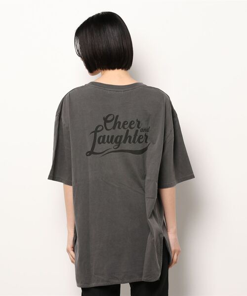 RODEO CROWNS WIDE BOWL（ロデオクラウンズワイドボウル）の「ピグメントメッセージチュニックワンピース（ワンピース・レディース・チャコールグレー/オフホワイト/ライトイエロー・FREE）」の7枚目の写真