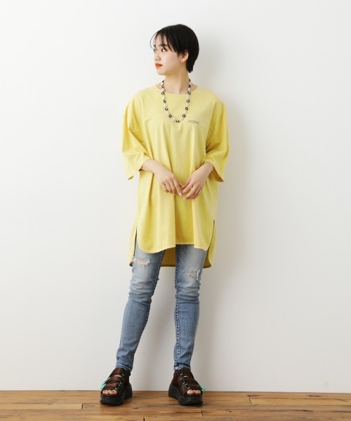 RODEO CROWNS WIDE BOWL（ロデオクラウンズワイドボウル）の「ピグメントメッセージチュニックワンピース（ワンピース・レディース・チャコールグレー/オフホワイト/ライトイエロー・FREE）」の18枚目の写真