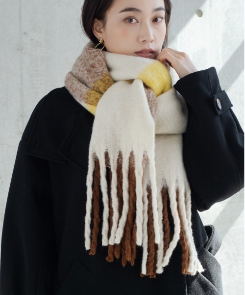 StyleSea（スタイルシー）の「チェック柄ボリュームマフラー（マフラー・レディース・パープル/ブルー/イエロー・MEDIUM）」の3枚目の写真