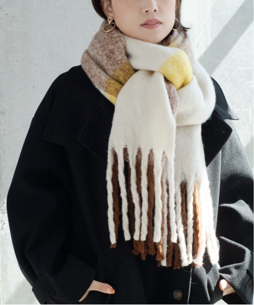 StyleSea（スタイルシー）の「チェック柄ボリュームマフラー（マフラー・レディース・パープル/ブルー/イエロー・MEDIUM）」の7枚目の写真