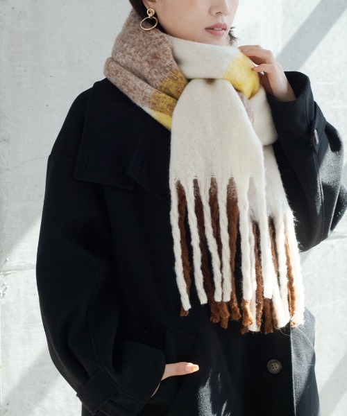 StyleSea（スタイルシー）の「チェック柄ボリュームマフラー（マフラー・レディース・パープル/ブルー/イエロー・MEDIUM）」の8枚目の写真