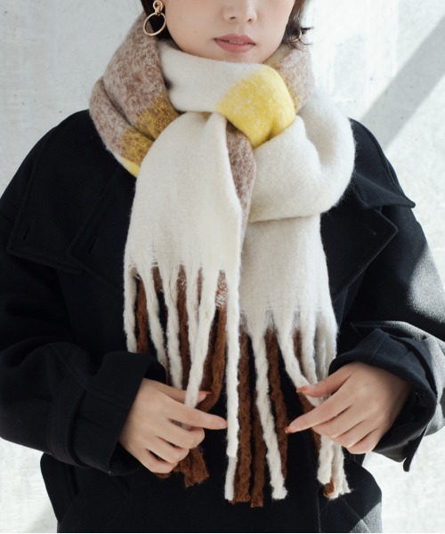 StyleSea（スタイルシー）の「チェック柄ボリュームマフラー（マフラー・レディース・パープル/ブルー/イエロー・MEDIUM）」の4枚目の写真