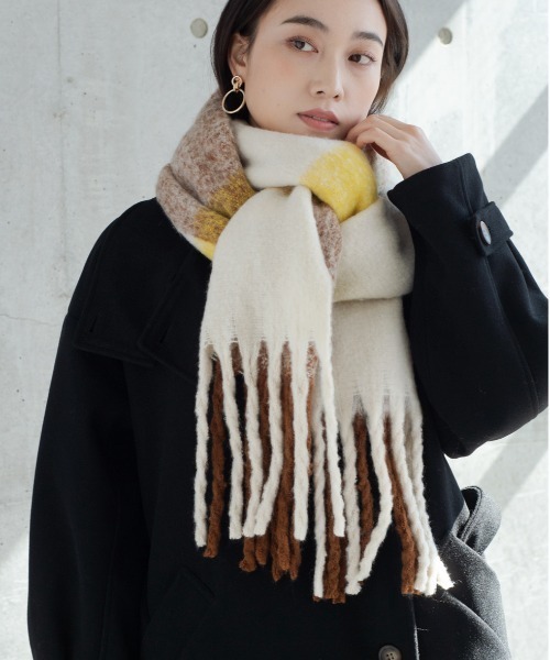 StyleSea（スタイルシー）の「チェック柄ボリュームマフラー（マフラー・レディース・パープル/ブルー/イエロー・MEDIUM）」の5枚目の写真