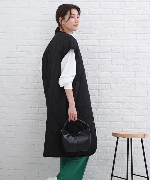 SHOO・LA・RUE（シューラルー）の「◆キルト ロングベスト（ノーカラーコート・レディース・ブラック/カーキ・00）」の14枚目の写真