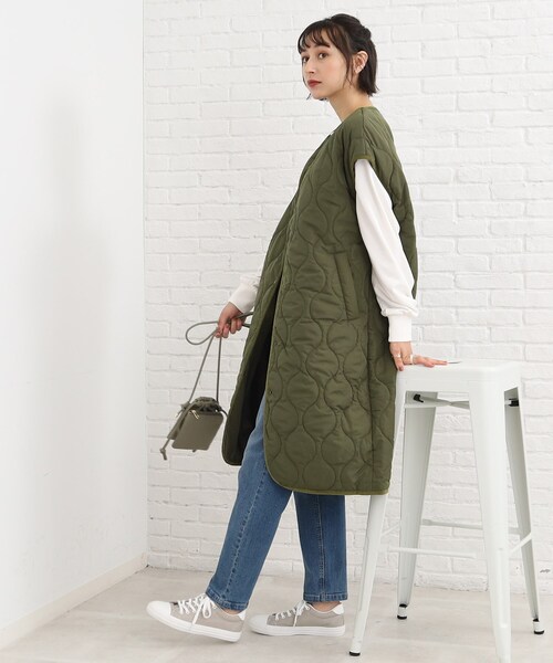 SHOO・LA・RUE（シューラルー）の「◆キルト ロングベスト（ノーカラーコート・レディース・ブラック/カーキ・00）」の4枚目の写真