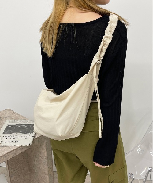 apres jour(アプレジュール)の「ギャザーショルダーBAG【ZOZOTOWN限定アイテム】(ショルダーバッグ・レディース・アイボリー/カーキ/ブラック・フリ-)」の2枚目の写真