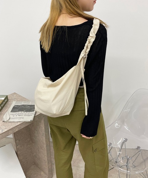 apres jour(アプレジュール)の「ギャザーショルダーBAG【ZOZOTOWN限定アイテム】(ショルダーバッグ・レディース・アイボリー/カーキ/ブラック・フリ-)」の9枚目の写真