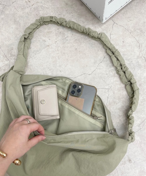 apres jour(アプレジュール)の「ギャザーショルダーBAG【ZOZOTOWN限定アイテム】(ショルダーバッグ・レディース・アイボリー/カーキ/ブラック・フリ-)」の7枚目の写真