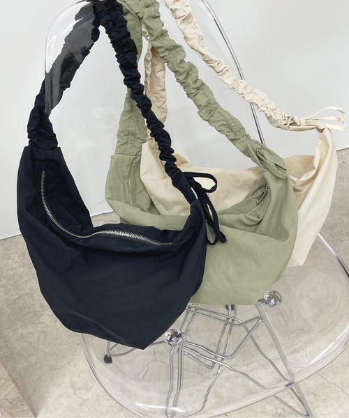 apres jour(アプレジュール)の「ギャザーショルダーBAG【ZOZOTOWN限定アイテム】(ショルダーバッグ・レディース・アイボリー/カーキ/ブラック・フリ-)」の5枚目の写真