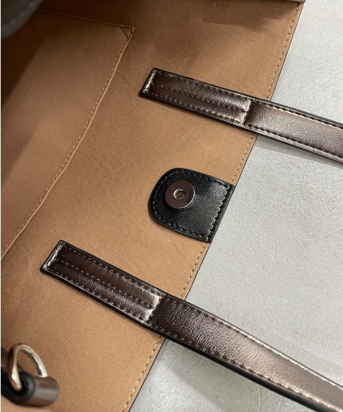 Actually（アクチュアリー）の「メタリックトートM ミニショルダー付き（トートバッグ・レディース・ブロンズ/ブラック・フリー）」の11枚目の写真