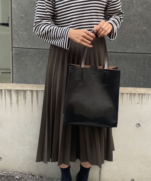 Actually（アクチュアリー）の「メタリックトートM ミニショルダー付き（トートバッグ・レディース・ブロンズ/ブラック・フリー）」の7枚目の写真