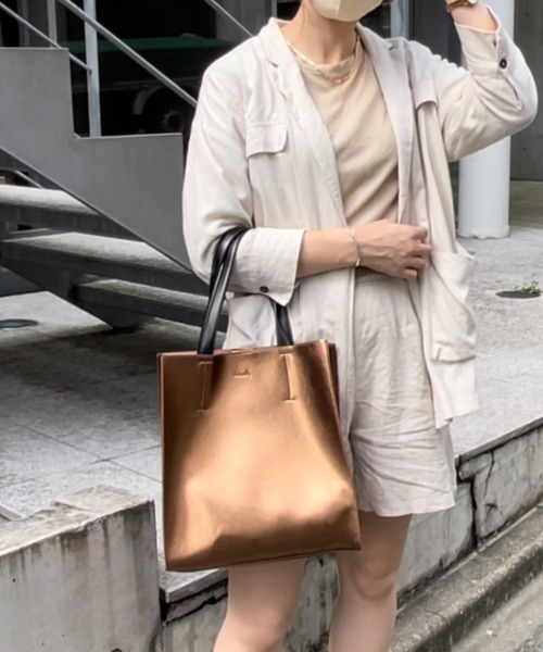 Actually（アクチュアリー）の「メタリックトートM ミニショルダー付き（トートバッグ・レディース・ブロンズ/ブラック・フリー）」の4枚目の写真