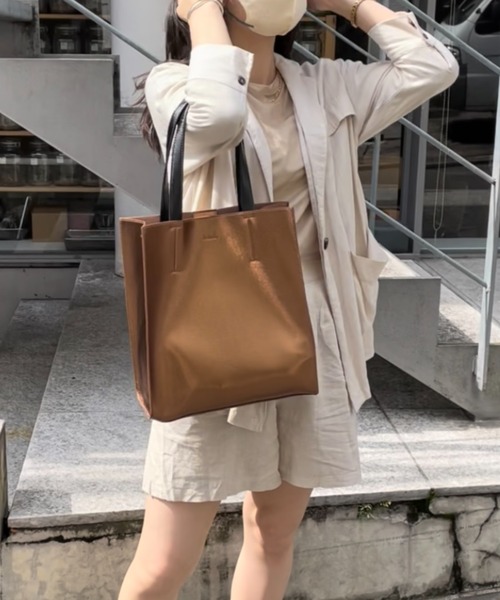 Actually（アクチュアリー）の「メタリックトートM ミニショルダー付き（トートバッグ・レディース・ブロンズ/ブラック・フリー）」の5枚目の写真