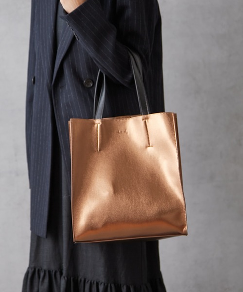 Actually（アクチュアリー）の「メタリックトートM ミニショルダー付き（トートバッグ・レディース・ブロンズ/ブラック・フリー）」の13枚目の写真