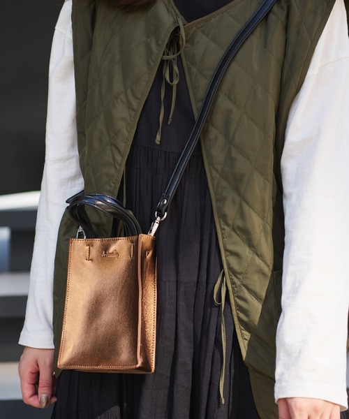 Actually（アクチュアリー）の「メタリックトートM ミニショルダー付き（トートバッグ・レディース・ブロンズ/ブラック・フリー）」の20枚目の写真