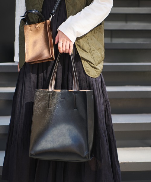 Actually（アクチュアリー）の「メタリックトートM ミニショルダー付き（トートバッグ・レディース・ブロンズ/ブラック・フリー）」の17枚目の写真